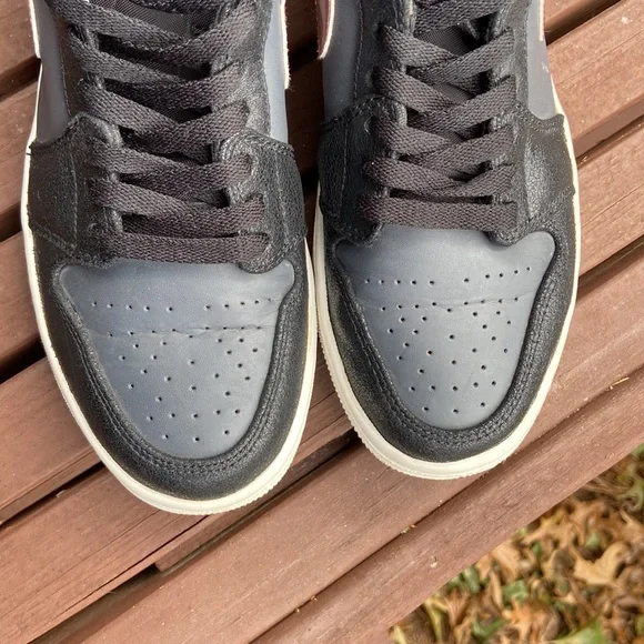 Air Jordan 1 High Retro Bronze Metal Size 9 Women’s Sneakers (2016) - Picture 9 of 13